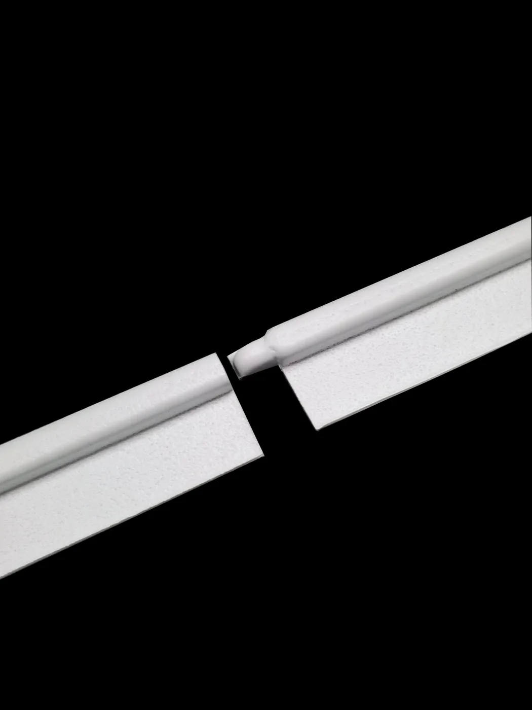 Advanced rail strips meeting at an overlapping joint