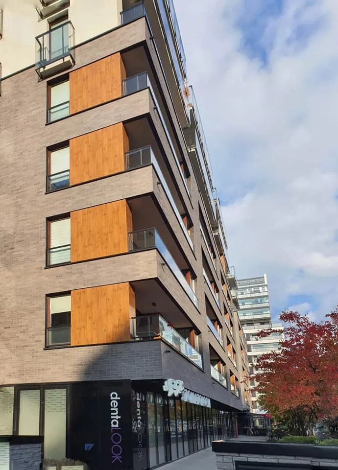 King Klinker Ice Power brick slips on a building