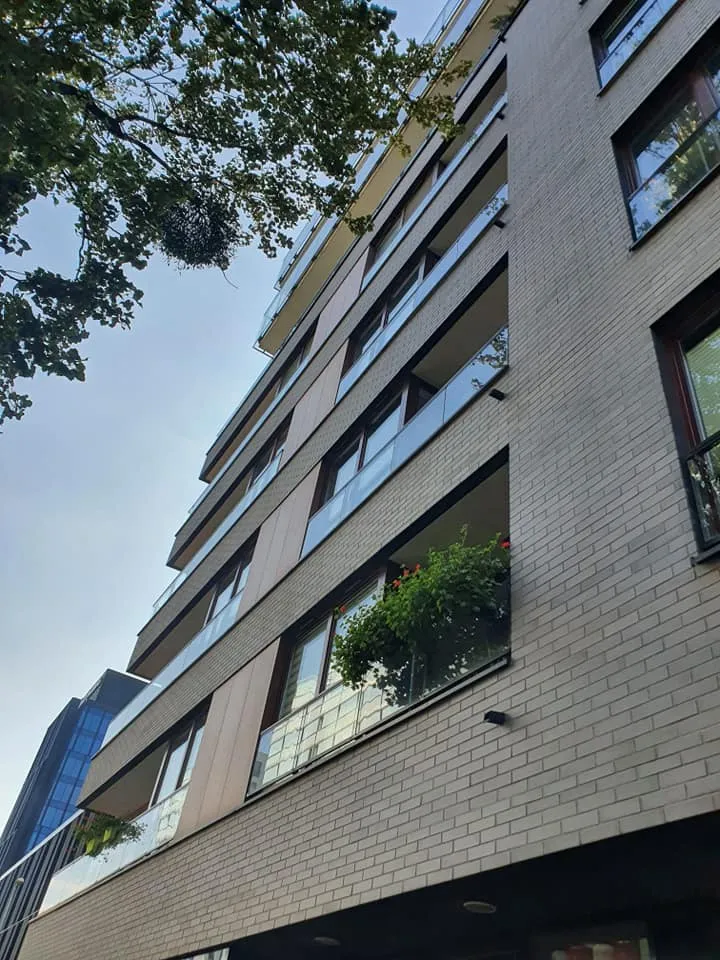 King Klinker Ice Power brick slips on a building