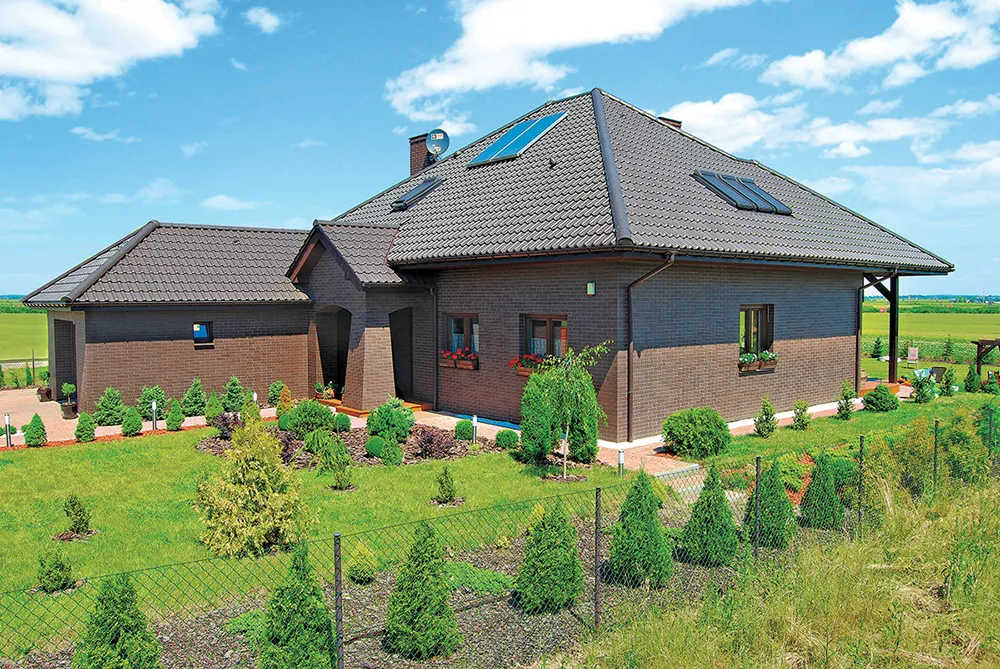 King Klinker Natural Brown brick slips on a building