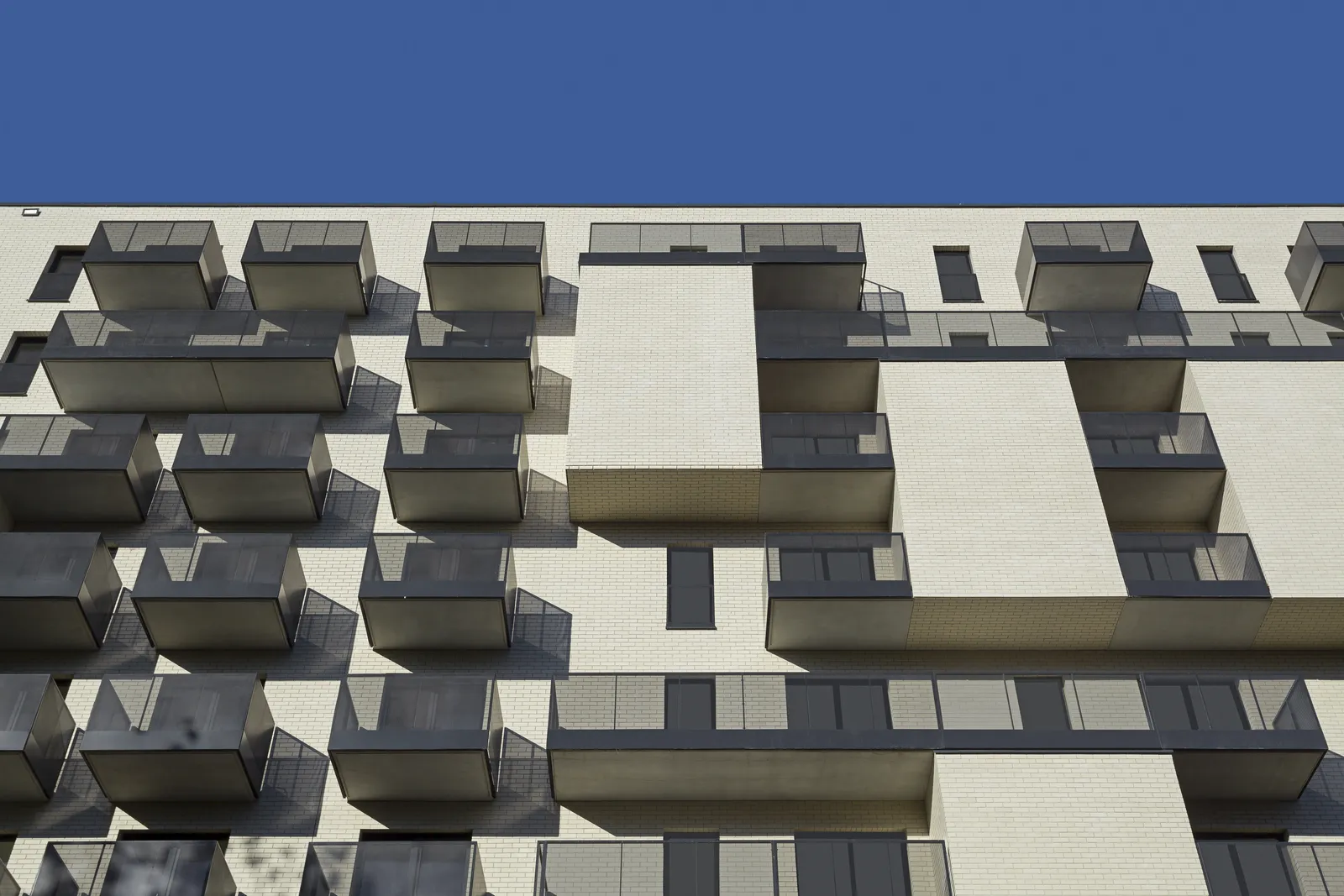 King Klinker Pacific Pearl brick slips on a building