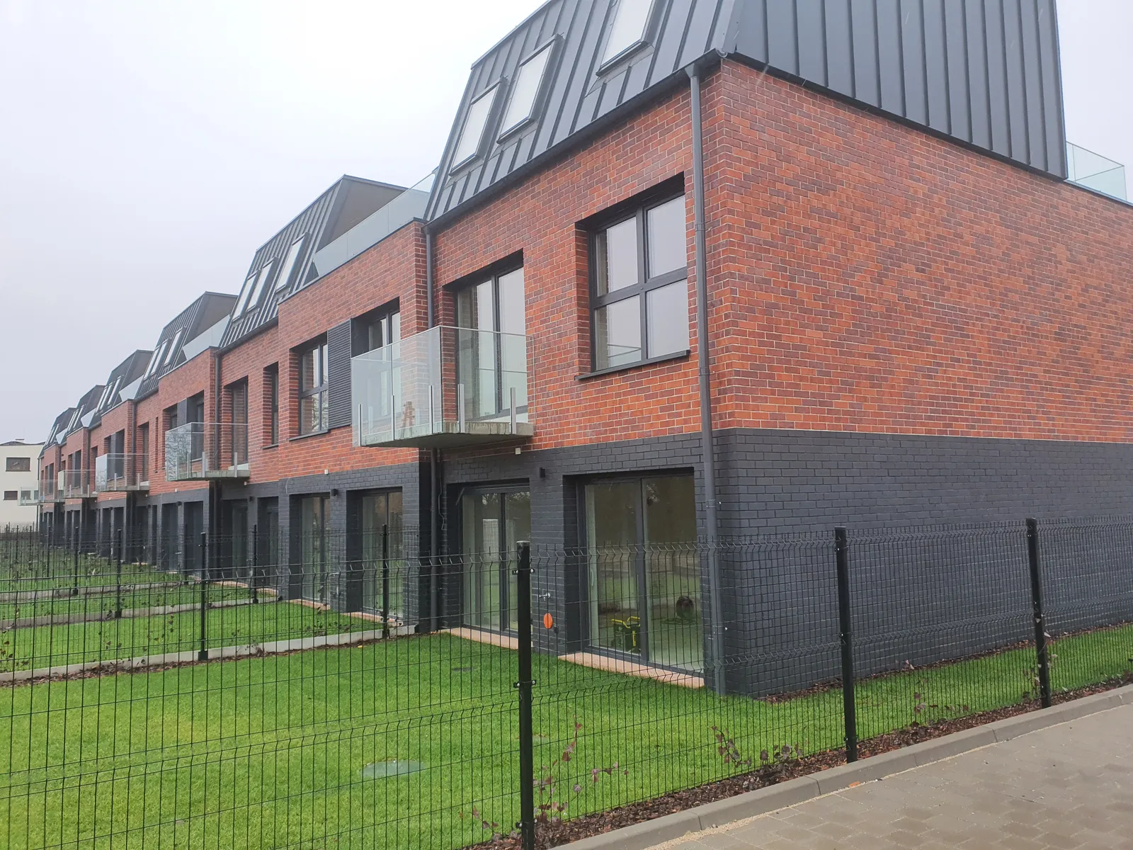 King Klinker Red Hot brick slips on a building