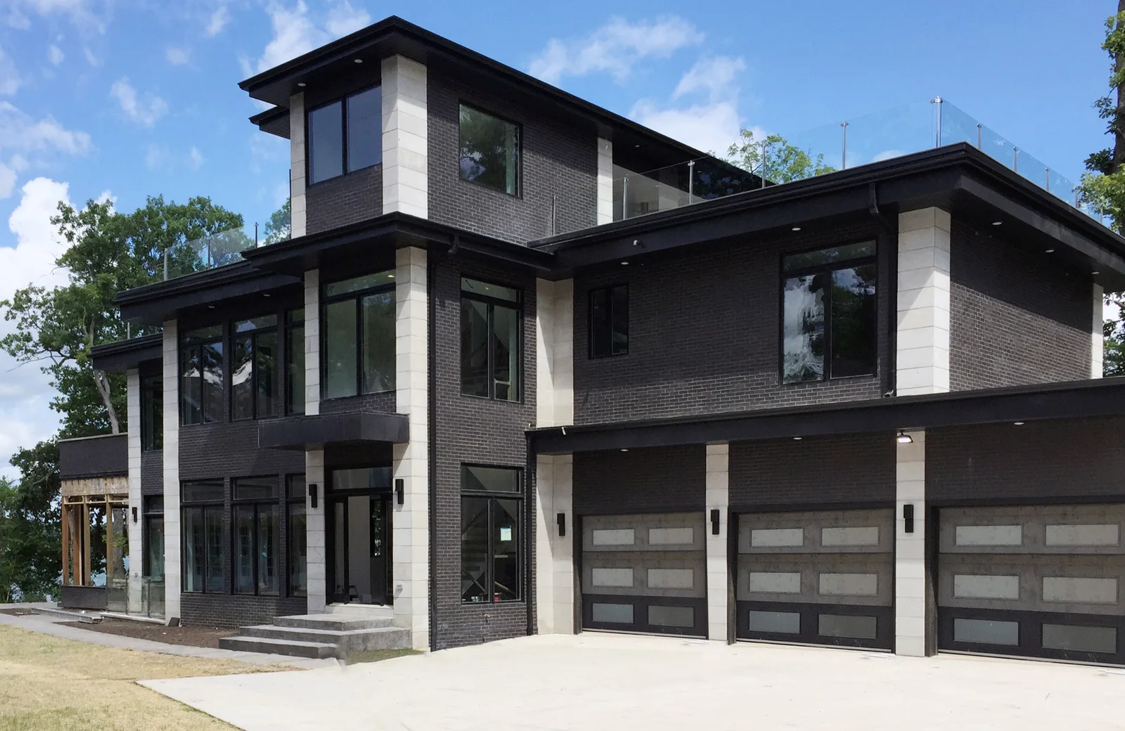 Residential Lake House, MetroBrick 710 Charcoal