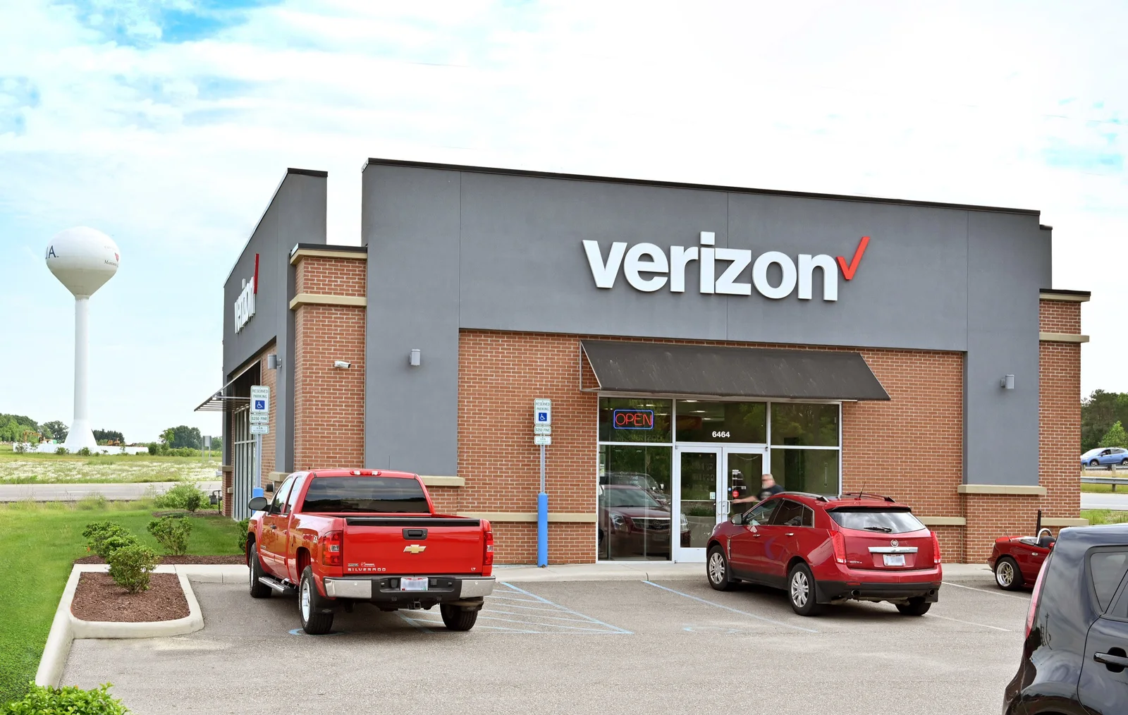 Verizon Store, MetroBrick 320 Schoolhouse Red
