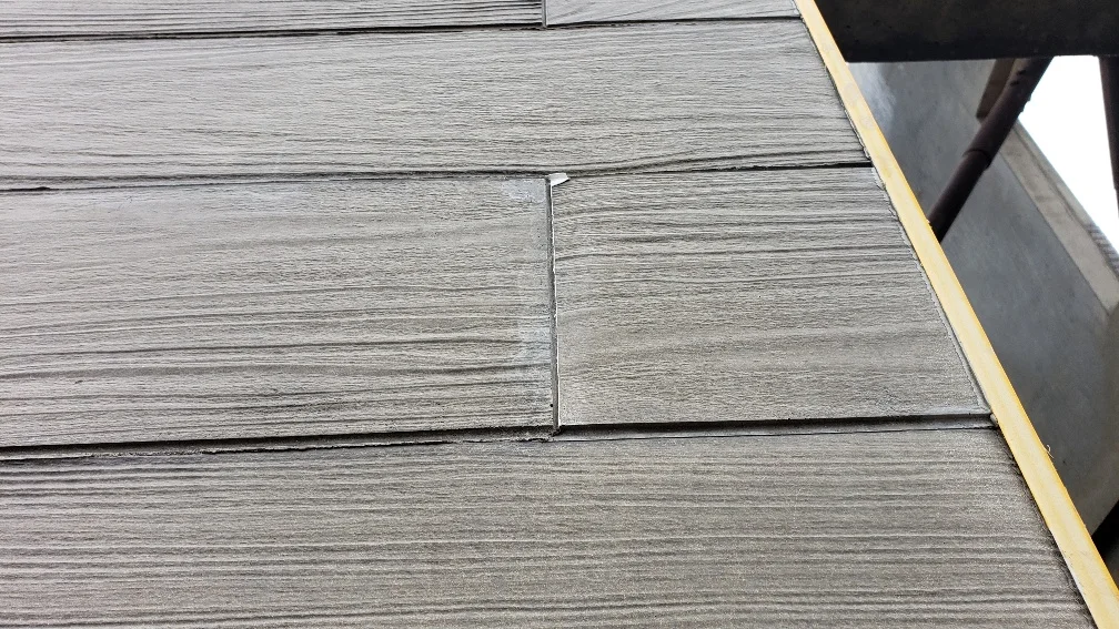 Board-form wood texture cast into a concrete panel edge